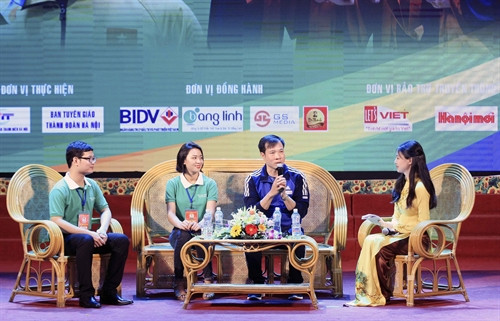 Xạ thủ Hoàng Xuân Vinh giao lưu với các thủ khoa xuất sắc