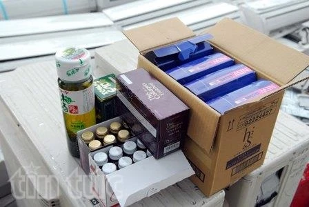 Tạm giữ 4 container hàng điện tử và mỹ phẩm nhập lậu