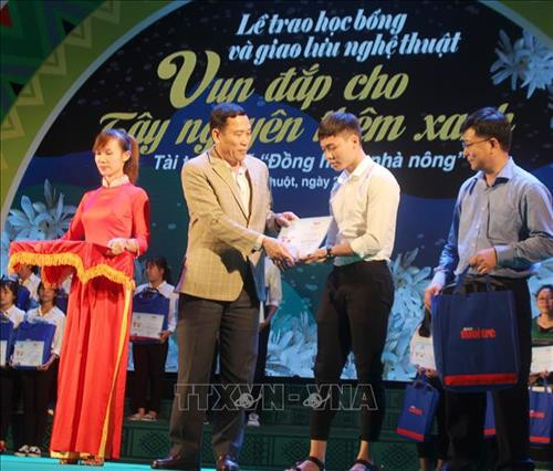 Trao học bổng “Tiếp sức đến trường” cho tân sinh viên khu vực Tây Nguyên