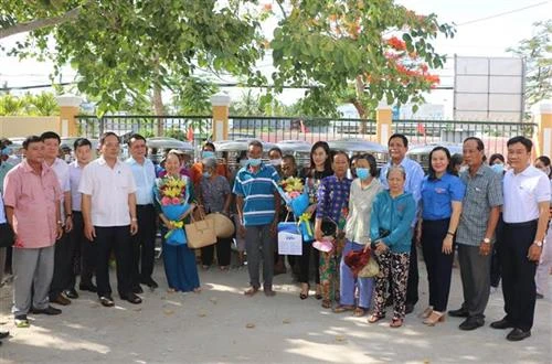 Tặng bồn chứa nước cho các hộ dân khó khăn bị ảnh hưởng bởi hạn mặn tại Sóc Trăng