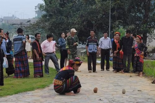 Trò chơi xà hùa của người Bru - Vân Kiều