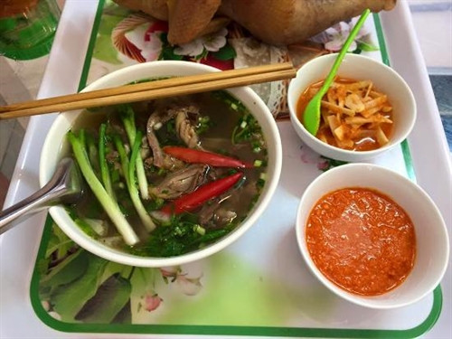 Mê mẩn món phở gà gạo lứt Bắc Hà