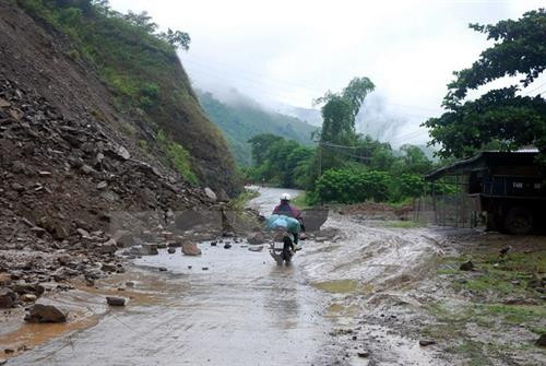 Đêm 17/11, vùng núi phía Bắc và khu Đông Bắc khả năng xảy ra lốc, sét và gió giật mạnh