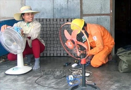 Niềm vui của làng Tân Định trong lần đầu tiên được đón điện lưới quốc gia