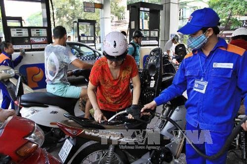 Giá xăng tăng gần 600 đồng/lít từ 4/8/2017