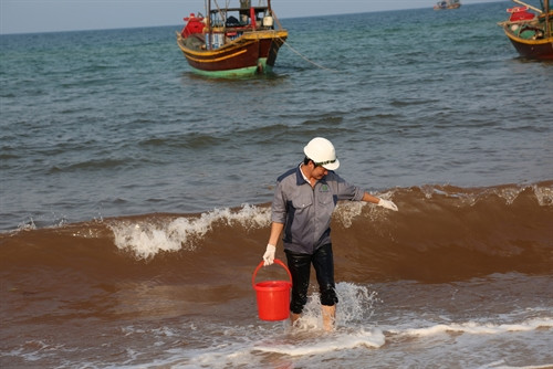 Quảng Bình: Nước biển ven bờ biến đổi màu sắc 