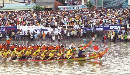 Đặc sắc lễ hạ thủy ghe Ngo