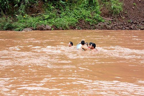 Lai Châu: Học sinh vượt suối dữ tới trường khai giảng