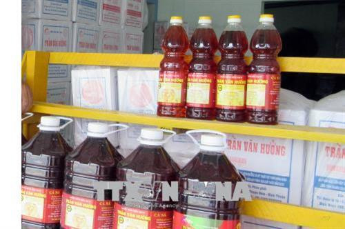 Dán tem điện tử truy xuất nguồn gốc cho nước mắm Cà Ná