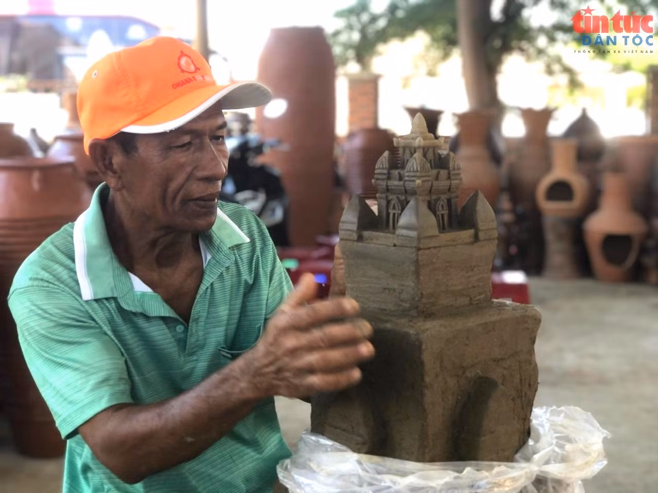 Nghệ nhân Nái Đôm đang hoàn thiện tác phẩm.