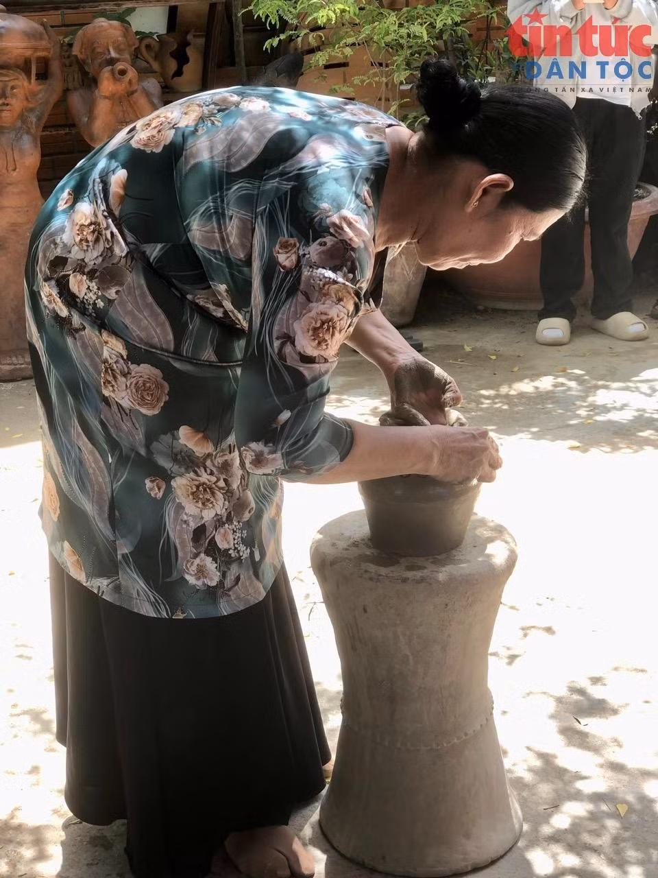 Gốm Bàu Trúc được tạo tác từ đôi bàn tay khéo léo của người phụ nữ Chăm, không có bàn xoay, không tráng men và được nung ngoài trời.