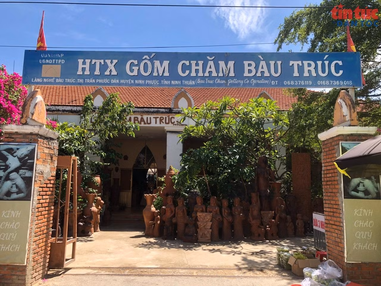 Cổng vào Hợp tác xã gốm Chăm Bàu Trúc.
