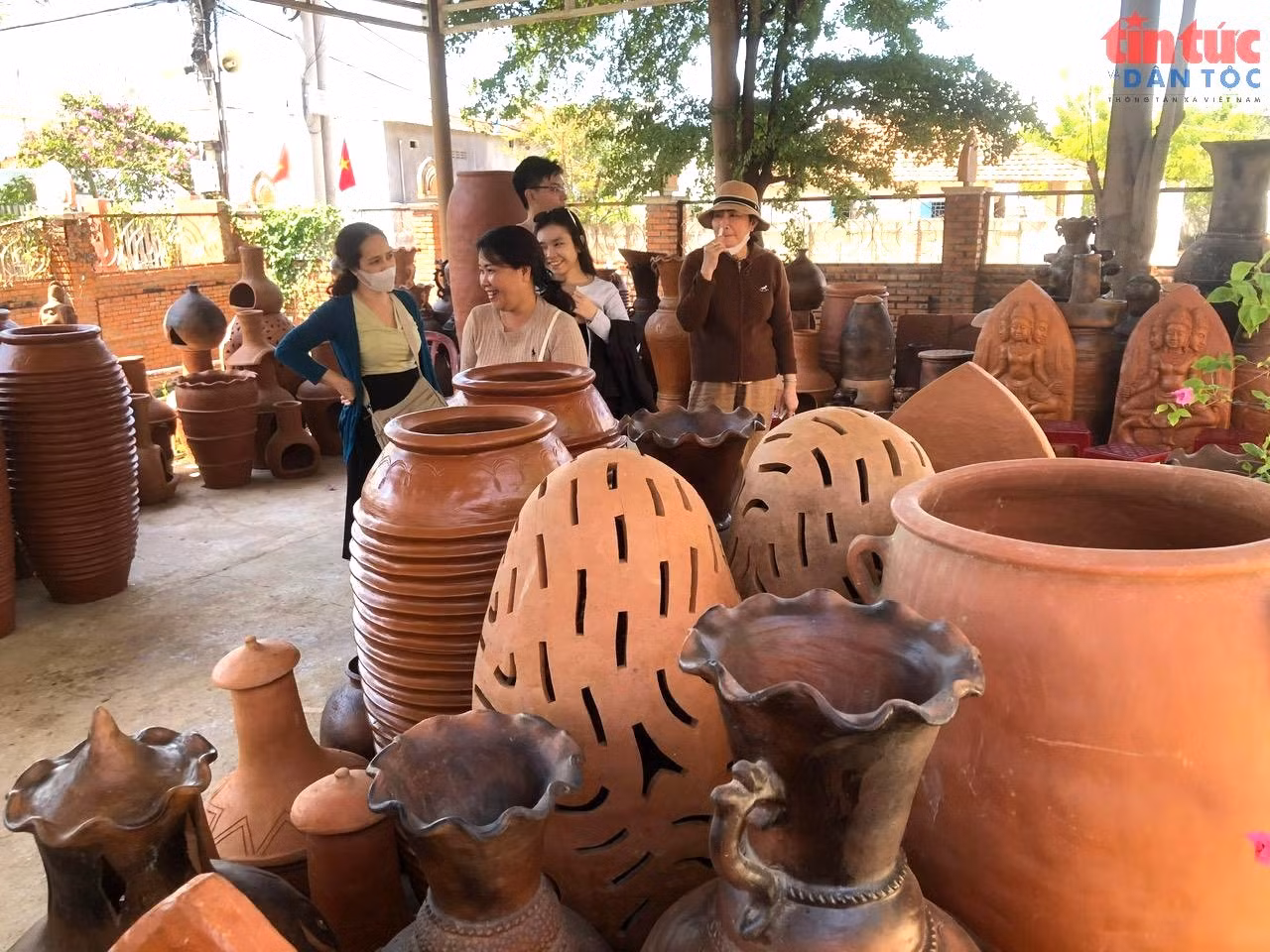 Những sản phẩm gốm Bàu Trúc qua lăng kính của những người thợ đã phản ánh đời sống thường nhật, dấu ấn văn hóa và gửi gắm những khát vọng tươi đẹp của cộng đồng dân cư.