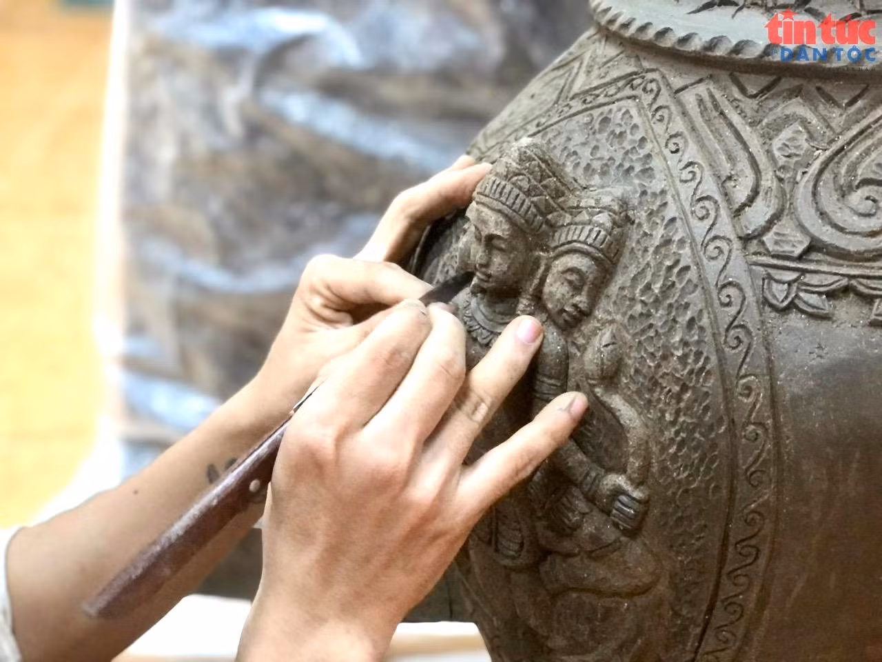 Qua bàn tay khéo léo của những người thợ, những tác phẩm đang dần hình thành mang dáng vẻ nghệ thuật đặc sắc.
