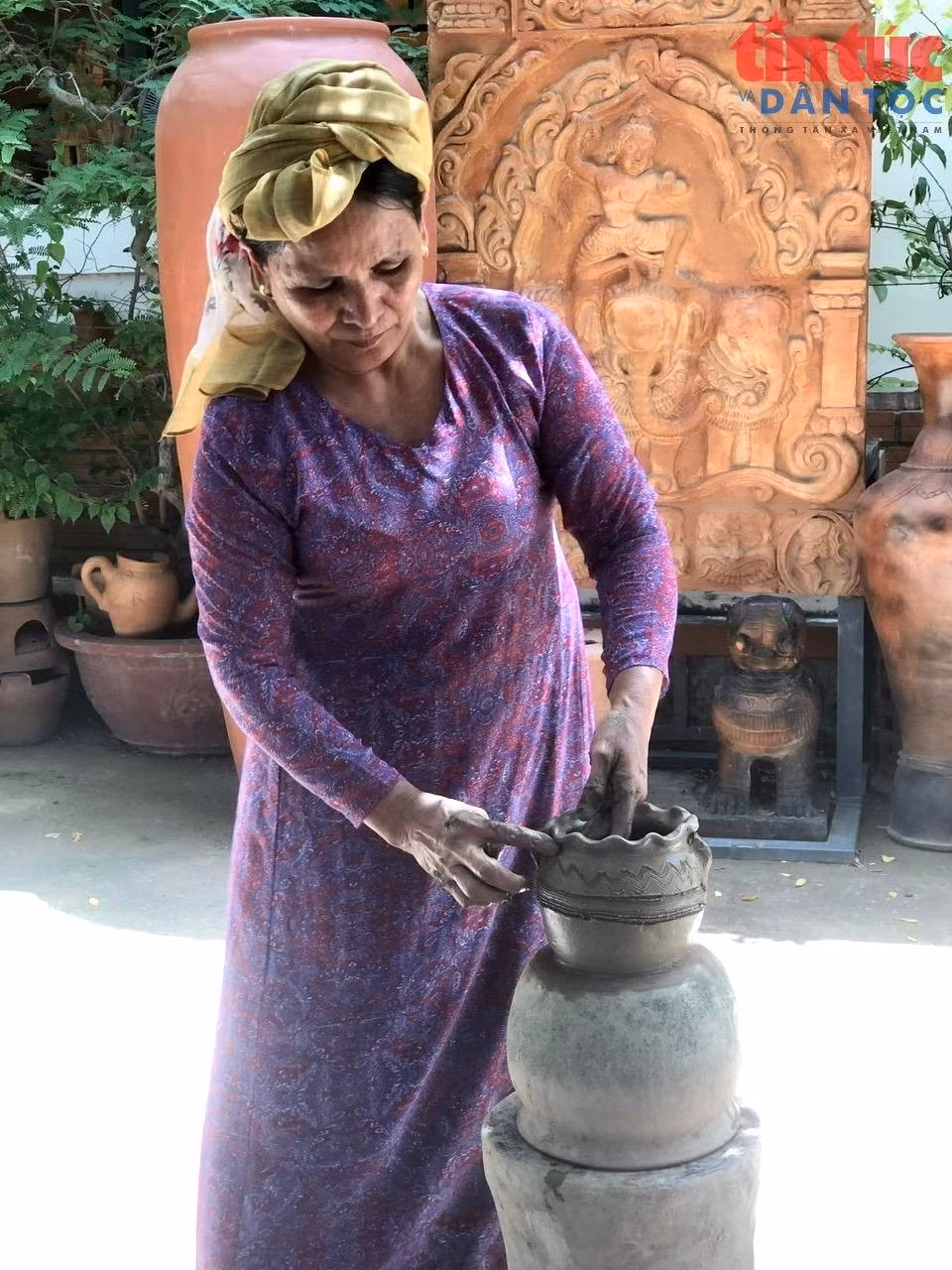 Hoa văn trên các sản phẩm gốm Bàu Trúc được trang trí tự do, đường nét ẩn hiện tinh tế.