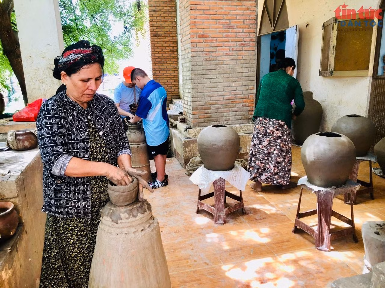 Tất cả các sản phẩm gốm Bàu Trúc đều được các nghệ nhân và người thợ làm thủ công.