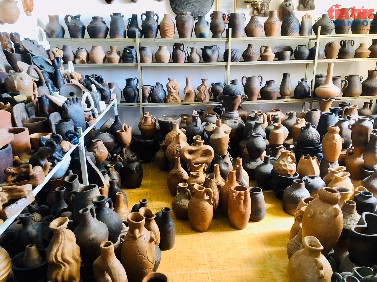 Sản phầm gốm Bàu Trúc phần lớn là các loại bình, lọ hoa với nhiều kiểu dáng, mẫu mã đẹp và độc đáo.