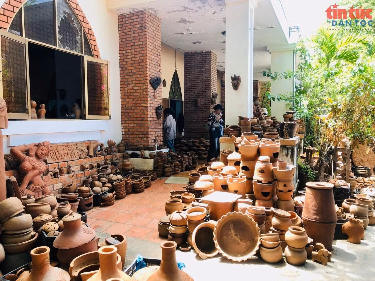 Sản phẩm gốm truyền thống chủ yếu là vật dụng phục vụ đời sống sinh hoạt hàng ngày, đồ dùng trong hoạt động tín ngưỡng, tôn giáo, như nồi, niêu, chum, phù điêu, đèn gốm và những sản phẩm gốm mỹ nghệ dùng để trang trí như các loại tượng, tháp Chăm và chậu hoa, lọ hoa...
