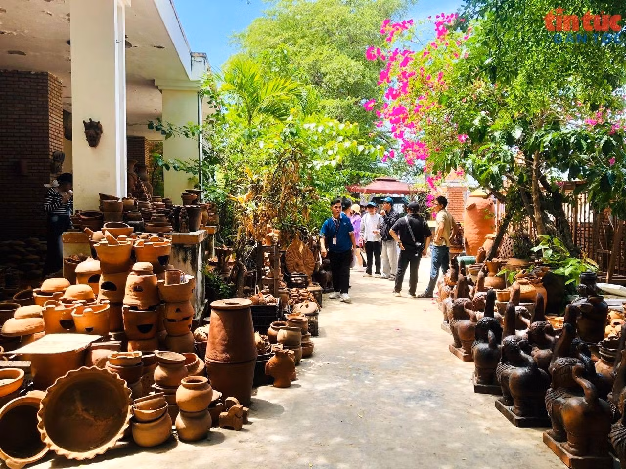 Nghệ thuật làm gốm của người Chăm đã được UNESCO ghi danh vào danh sách Di sản Văn hóa phi vật thể cần bảo vệ khẩn cấp vào năm 2022.