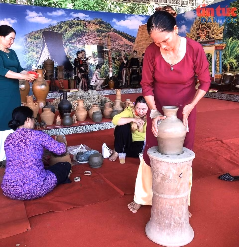 Qua bàn tay khéo léo của các nghệ nhân, những sản phẩm gốm là các bình, lọ hoa bằng gốm với nhiều dáng vẻ rất đẹp.