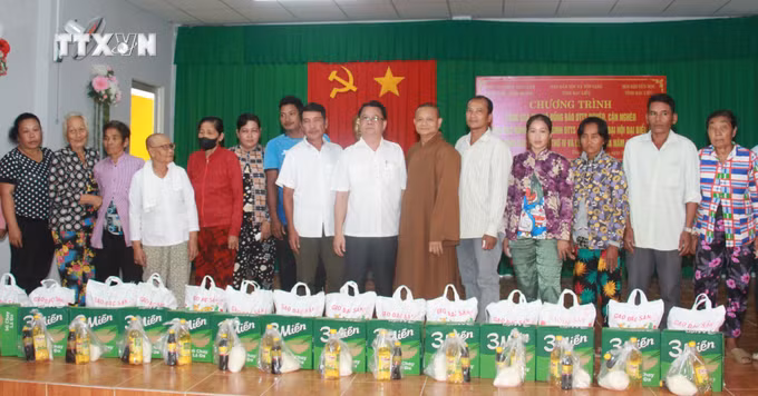 vna_potal_tang_qua_cho_ho_dong_bao_khmer_ngheo_can_ngheo_nhan_le_sene_dolta_nam_2024_7606640.jpg