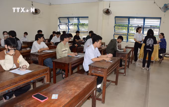 vna_potal_hon_13500_thi_sinh_da_nang_lam_thu_tuc_du_thi_tot_nghiep_thpt_nam_2024_7450189.jpg