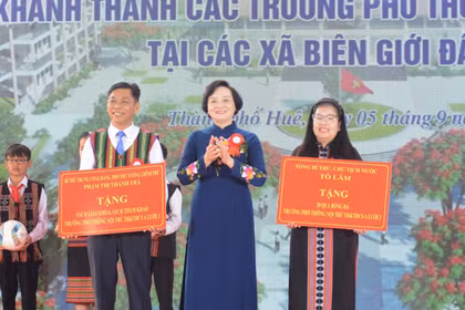 Phó Thủ tướng Phạm Thị Thanh Trà dự khai giảng tại xã A Lưới 3, thành phố Huế