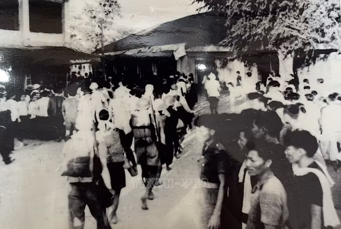 165053-nhan-dan-don-mung-tieu-doan-307-thang-tran-tro-ve-vao-nam-1948-anh-ttxvn-phat.jpg