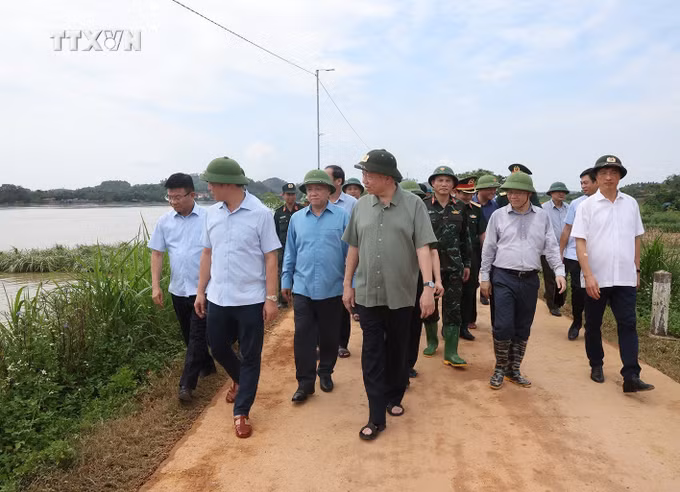 vna_potal_tong_bi_thu_chu_tich_nuoc_kiem_tra_cong_tac_phong_chong_lut_bao_tai_tuyen_quang_7591211.jpg