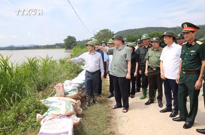vna_potal_tong_bi_thu_chu_tich_nuoc_kiem_tra_cong_tac_phong_chong_lut_bao_tai_tuyen_quang_7591200.jpg