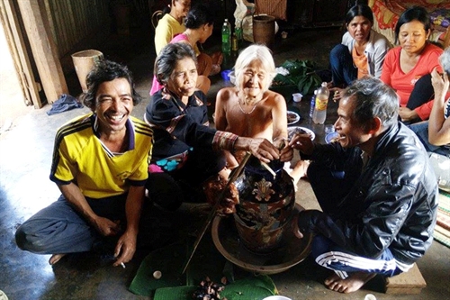 Lễ Tơ Mon tại gia đình bà Bà Yươh (làng Klot, xã Kon Gang, huyện Đak Đoa) Lễ Tơ Mon tại gia đình bà Bà Yươh (làng Klot, xã Kon Gang, huyện Đak Đoa)