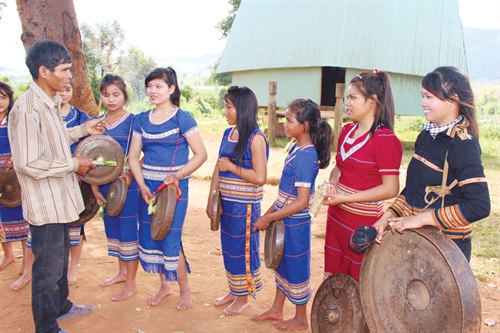 Đội cồng chiêng nữ làng K’Lên. Ảnh: P.L Đội cồng chiêng nữ làng K’Lên. Ảnh: P.L