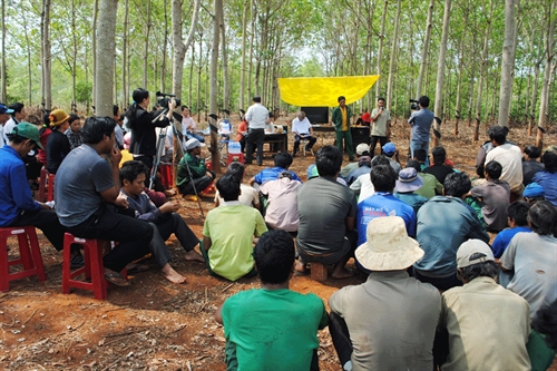 Dân làng Prép (xã Ia Phí, huyện Chư Pah) đưa anh em Kruh ra kiểm điểm. Dân làng Prép (xã Ia Phí, huyện Chư Pah) đưa anh em Kruh ra kiểm điểm.