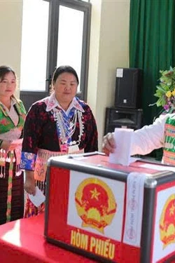 Cử tri vùng cao biên giới Na Mèo thực hiện quyền và nghĩa vụ công dân