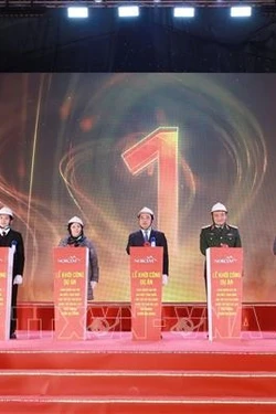 Các đại biểu thực hiện nghi thức khởi công. Ảnh: Quý Trung/ TTXVN