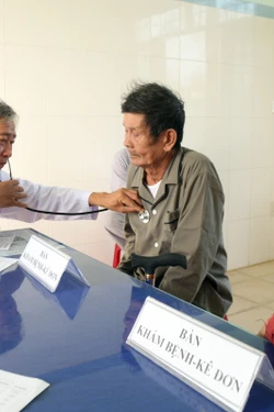 Lực lượng quân y Binh đoàn 15 thăm, khám sức khỏe cho các đối tượng chính sách, người có hoàn cảnh khó khăn và nhân dân bị ảnh hưởng bởi thiên tai, lũ lụt tại phường Quy Nhơn Đông (tỉnh Gia Lai). Ảnh: Quang Thái/TTXVN