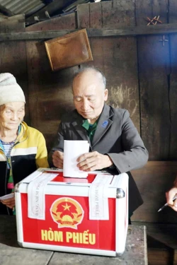 Linh hoạt các hình thức hỗ trợ người yếu thế vùng cao, biên giới thực hiện quyền bầu cử