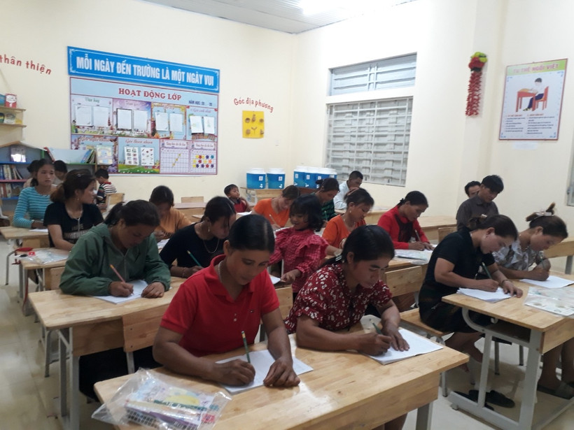 Phòng Giáo dục huyện Hướng Hóa (Quảng Trị) phối hợp với các Đồn Biên phòng, chính quyền địa phương mở lớp học xóa mù chữ cho đồng bào dân tộc nhằm góp phần nâng cao trình độ dân trí, phổ cập giáo dục. Ảnh: Thanh Thủy