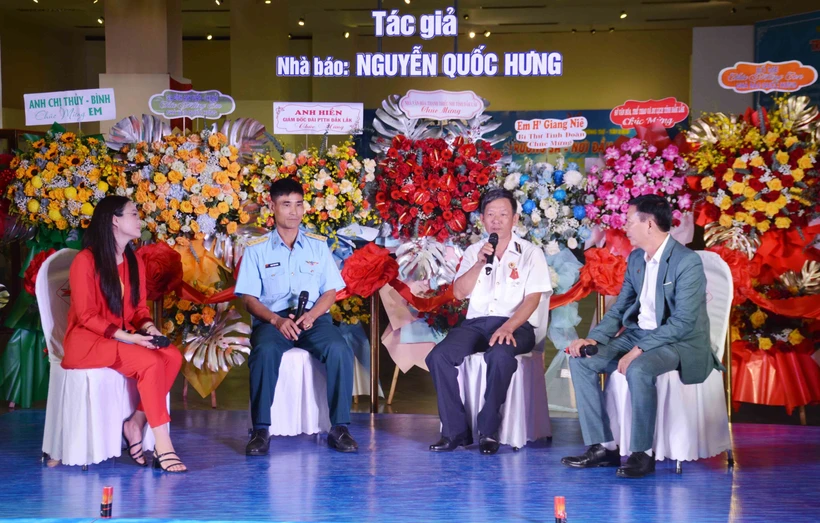 Giao lưu với tác giả triển lãm và các khách mời. Ảnh: Hoài Thu – TTXVN