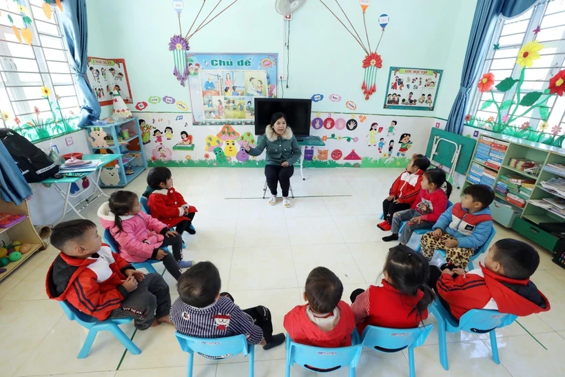 Một buổi học lớp ghép 2 + 3 + 4 tuổi của điểm trường Lũng Slàng thuộc Trường mầm non xã Tri Phương, huyện Tràng Định (Lạng Sơn) với 10 học sinh đều là dân tộc Dao. Ảnh: TTXVN phát