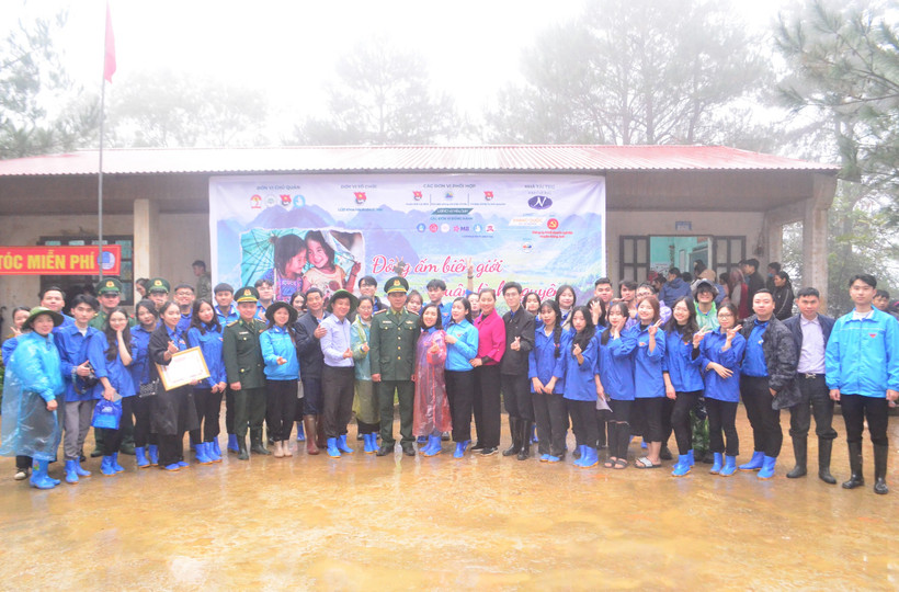 Đoàn thanh niên Học viện Hành chính Quốc gia, Khoa Hành chính học tại Trụ sở Ủy ban Nhân dân xã Mẫu Sơn, huyện Lộc Bình, tỉnh Lạng Sơn.