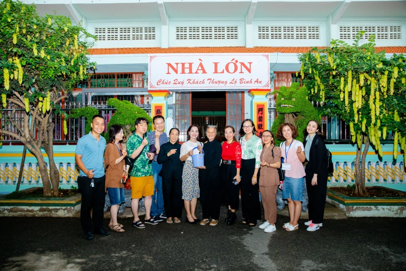 Du khách tham quan điểm đến - di tích Nhà lớn Long Sơn tại xã Long Sơn, thành phố Vũng Tàu (Bà Rịa-Vũng Tàu). Ảnh: Huỳnh Sơn - TTXVN