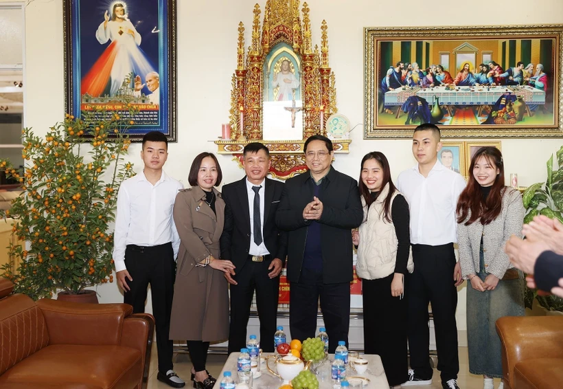Thủ tướng Chính phủ Phạm Minh Chính thăm, chúc mừng giáo dân Giáo xứ Bắc Giang. Ảnh: Dương Giang - TTXVN