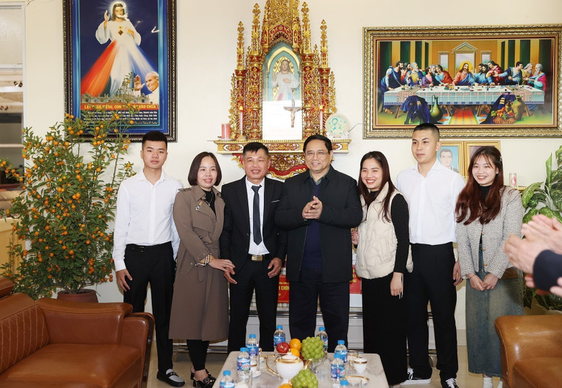 Thủ tướng Chính phủ Phạm Minh Chính thăm, chúc mừng giáo dân Giáo xứ Bắc Giang. Ảnh: Dương Giang - TTXVN