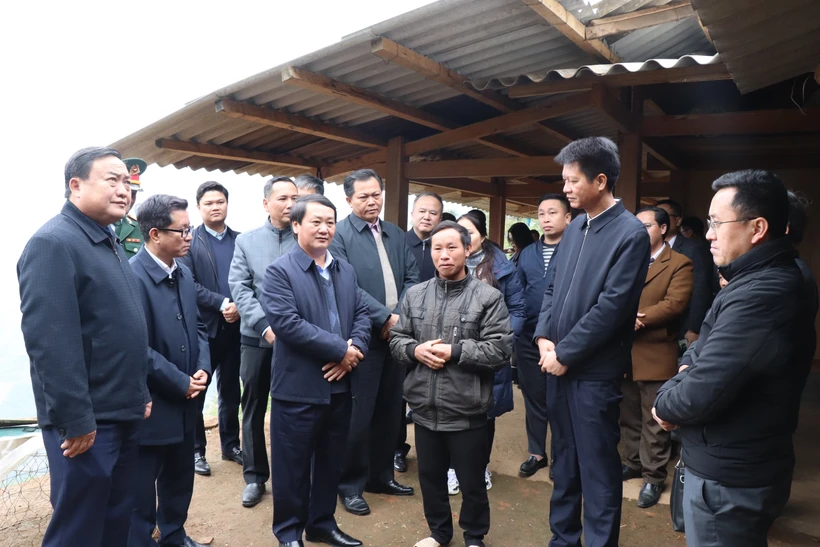 Đồng chí Hầu A Lềnh - Ủy viên Ban Chấp hành Trung ương Đảng, Bộ trưởng, Chủ nhiệm Ủy ban Dân tộc cùng đoàn công tác thăm gia đình ông Giàng A Sinh ở thôn Tấu Dưới, xã Trạm Tấu là hộ nghèo được hỗ trợ làm nhà ở mới từ Chương trình MTQG. Ảnh - TTXVN phát