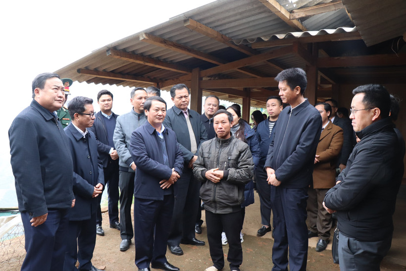 Đồng chí Hầu A Lềnh - Ủy viên Ban Chấp hành Trung ương Đảng, Bộ trưởng, Chủ nhiệm Ủy ban Dân tộc cùng đoàn công tác thăm gia đình ông Giàng A Sinh ở thôn Tấu Dưới, xã Trạm Tấu là hộ nghèo được hỗ trợ làm nhà ở mới từ Chương trình MTQG. Ảnh - TTXVN phát