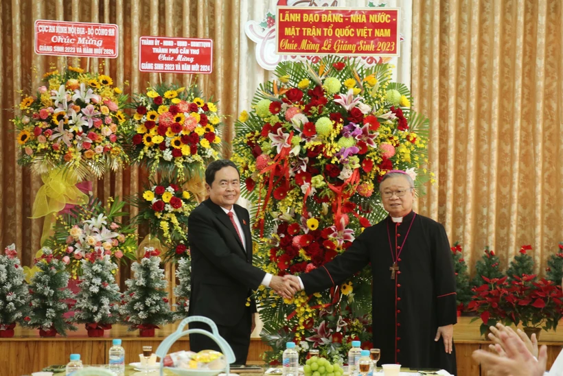 Phó Chủ tịch Thường trực Quốc hội Trần Thanh Mẫn tặng lẵng hoa chúc mừng Giáng sinh tại Giáo phận Cần Thơ. Ảnh: Ngọc Thiện - TTXVN