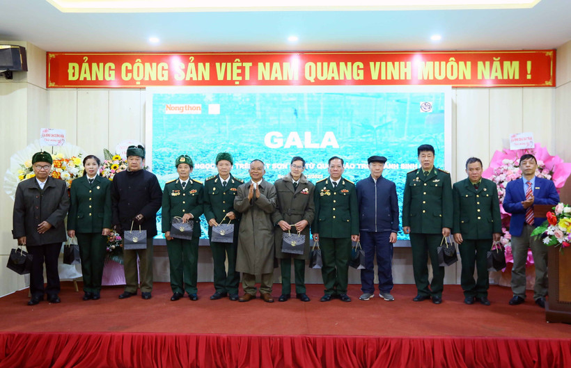 Ban tổ chức tặng sản phẩm sâm Ngọc Linh trồng tại Sơn La cho các cựu chiến binh. Ảnh: Quang Quyết - TTXVN