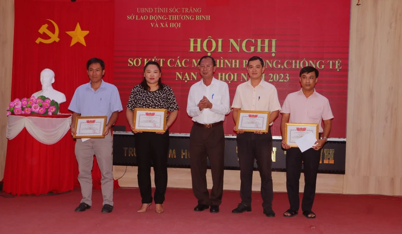 Lãnh đạo Sở Lao động Thương binh và Xã hội tỉnh tặng giấy khen cho các cá nhân có thành tích xuất sắc trong phòng chống tệ nạn xã hội. Ảnh: Tuấn Phi - TTXVN