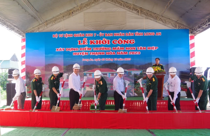 Đại biểu thực hiện nghi thức khởi công xây dựng điểm trường mầm non trên tuyến biên giới. Ảnh: Đức Hạnh - TTXVN